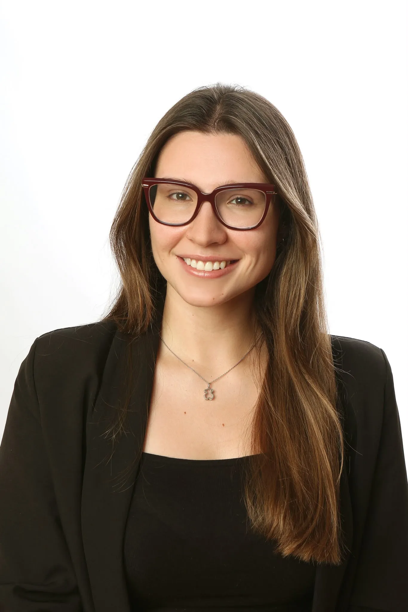 Retrato de Mariana Vilela, a sorrir, de óculos e blazer preto